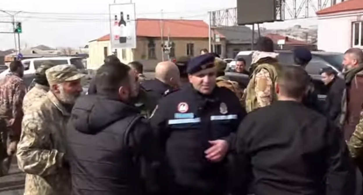 Участники акции ветеранов в Ереване. Кадр видеосюжета NEWS.AM www.youtube.com/watch?v=lAZvfSARRUQ
