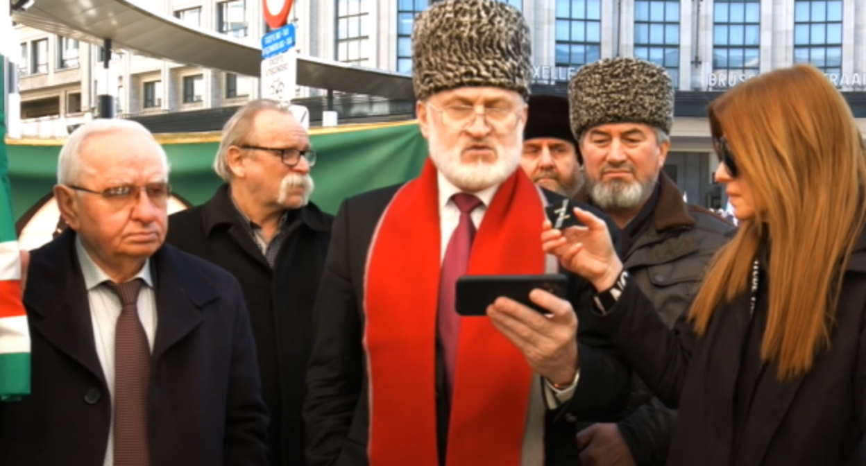 Ахмед Закаев, стоп-кадр видео канала NEP https://www.youtube.com/watch?v=xNyZ6fYk2ho&t=98s Ахмед Закаев, стоп-кадр видео канала NEP https://www.youtube.com/watch?v=xNyZ6fYk2ho&t=98s