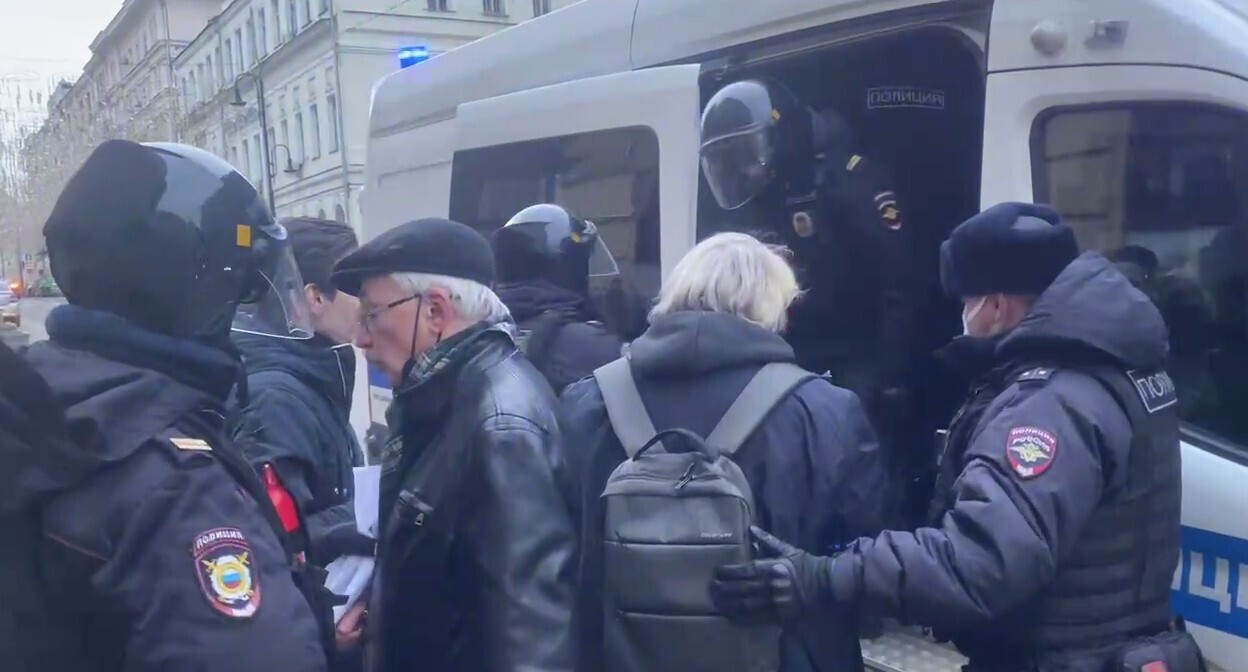 Задержание правозащитников в Москве 26 февраля 2022 года. Стоп-кадр из видео в Telegram-канале ПЦ "Мемориал"* Задержание правозащитников в Москве 26 февраля 2022 года. Стоп-кадр из видео в Telegram-канале ПЦ "Мемориал"*