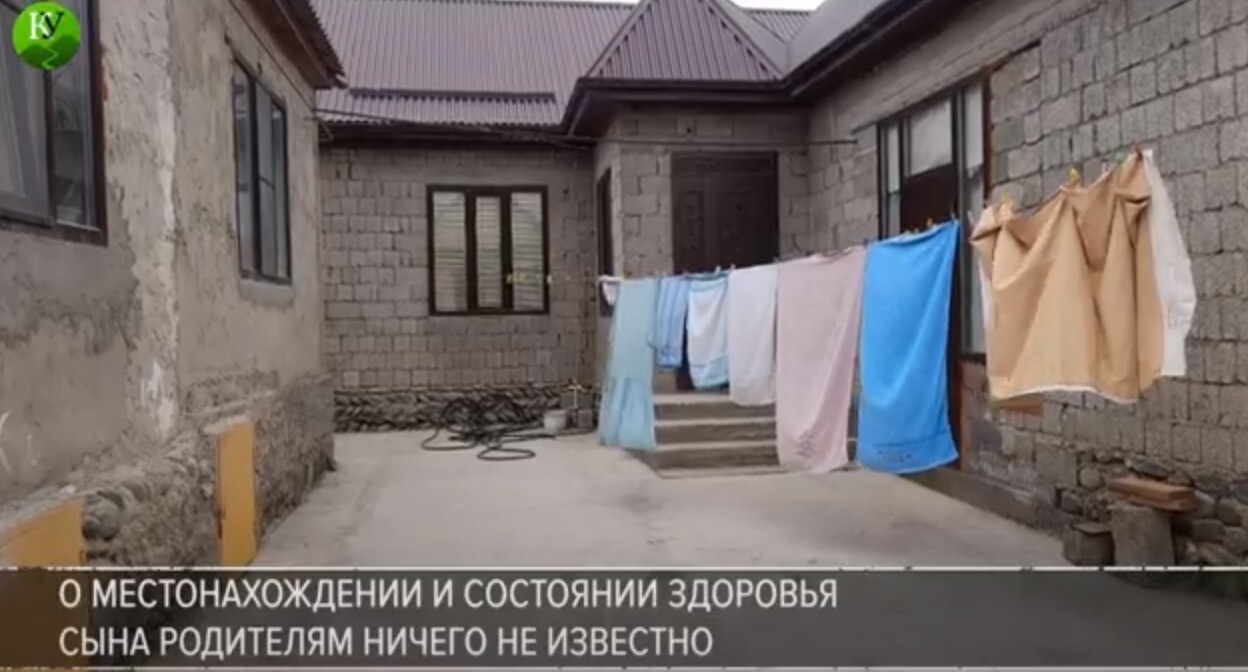 Дом родителей попавшего в плен на Украине Магомедгаджи Магомедгаджиева. Стопкадр из видео «Кавказского узла» https://www.youtube.com/watch?v=zj6WgXMLVVs Дом родителей попавшего в плен на Украине Магомедгаджи Магомедгаджиева. Стопкадр из видео «Кавказского узла» https://www.youtube.com/watch?v=zj6WgXMLVVs