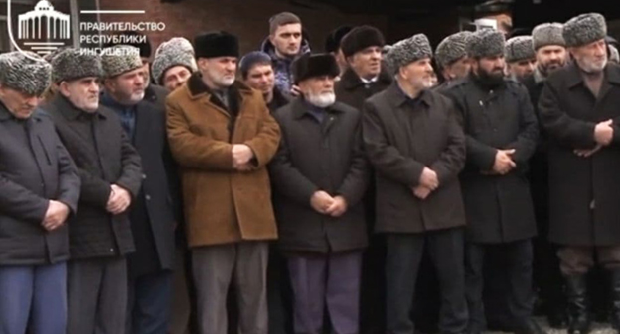 Похороны сержанта Илеза Торшхоева. 2 марта 2022 г. Фото: официальный сайт правительства Республики Ингушетия Похороны сержанта Илеза Торшхоева. 2 марта 2022 г. Фото: официальный сайт правительства Республики Ингушетия