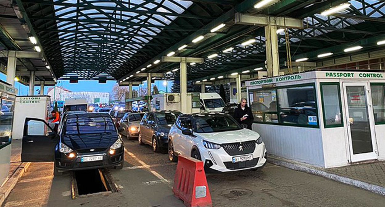 Беженцы на КПП в Западной Украине. Фото: Сергей Васильевич Дейнеко https://ru.wikipedia.org/ Беженцы на КПП в Западной Украине. Фото: Сергей Васильевич Дейнеко https://ru.wikipedia.org/