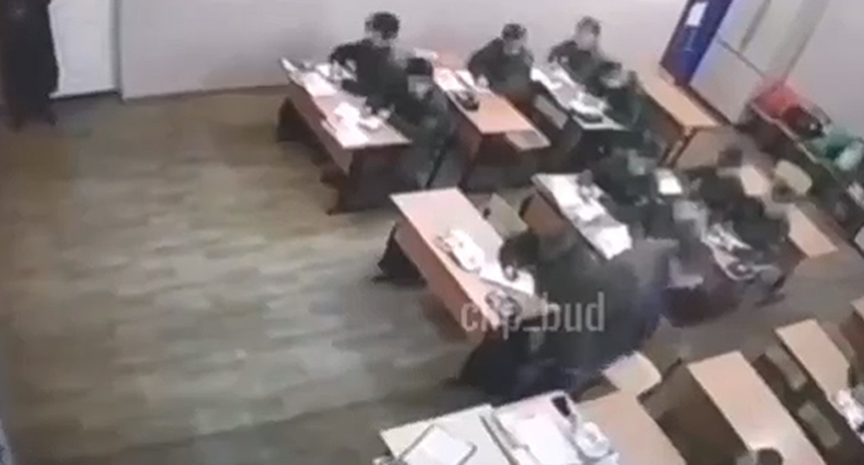 Класс казачьего кадетского корпуса во время происшествия. Кадр видео группы "ЧП Ставрополь" в соцсети "ВКонтакте" https://vk.com/chp_26 Класс казачьего кадетского корпуса во время происшествия. Кадр видео группы "ЧП Ставрополь" в соцсети "ВКонтакте" https://vk.com/chp_26