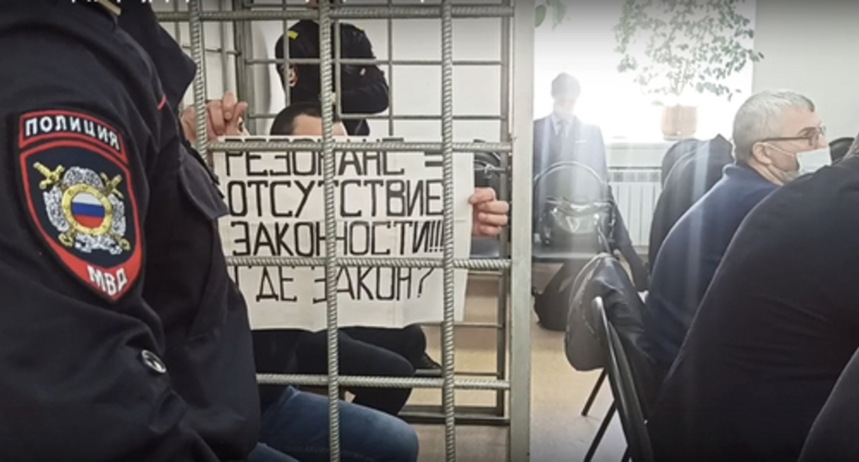 Плакат обвиняемого в зале суда. Кадр видео: объединенная пресс-служба судов Волгоградской области Плакат обвиняемого в зале суда. Кадр видео: объединенная пресс-служба судов Волгоградской области