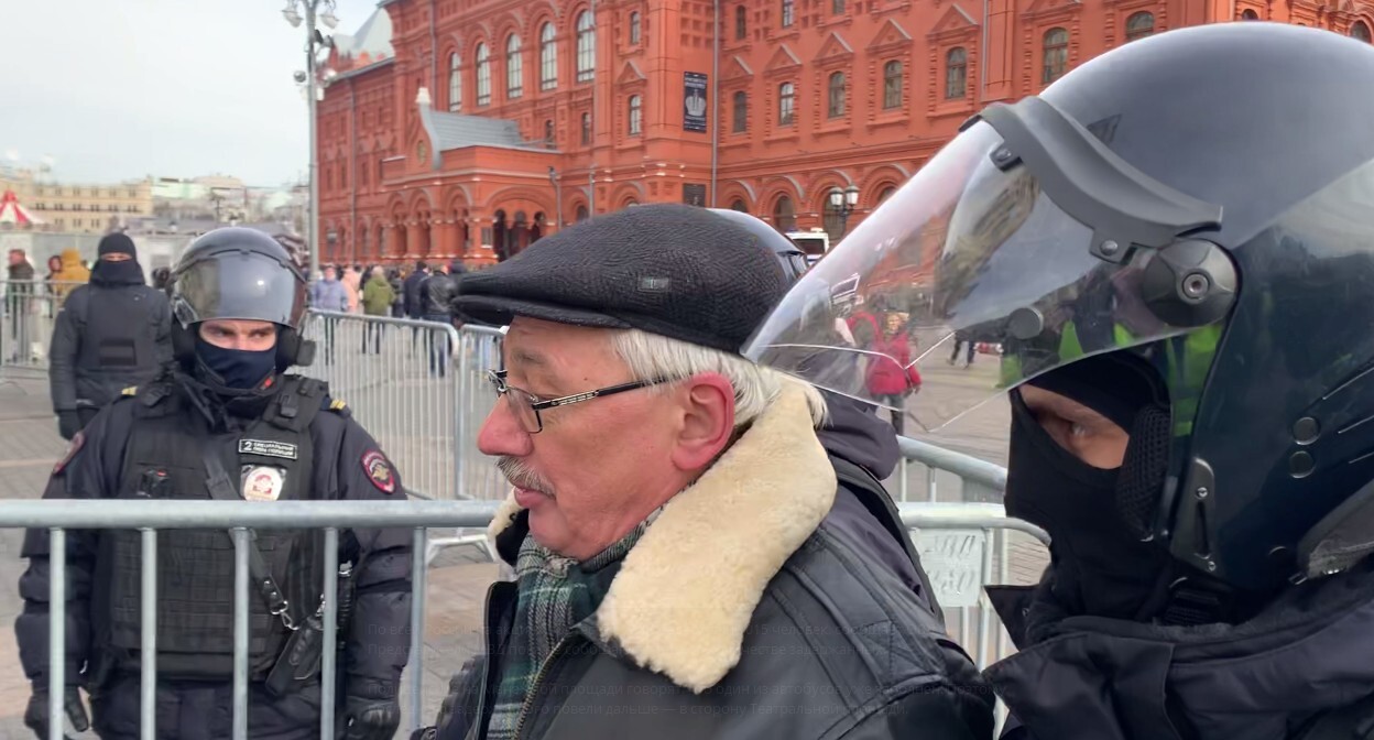 Задержание Олега Орлова в Москве 6 марта 2022 года. Стоп-кадр из видео в Telegram-канале Правозащитного центра "Мемориал"*https://t.me/polniypc/1992 Задержание Олега Орлова в Москве 6 марта 2022 года. Стоп-кадр из видео в Telegram-канале Правозащитного центра "Мемориал"*https://t.me/polniypc/1992