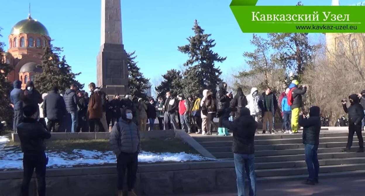 Акция протеста в Волгограде 6 марта 2022 года. Стоп-кадр из видео "Кавказского узла" https://www.youtube.com/watch?v=xyUdLcJ43bM Акция протеста в Волгограде 6 марта 2022 года. Стоп-кадр из видео "Кавказского узла" https://www.youtube.com/watch?v=xyUdLcJ43bM