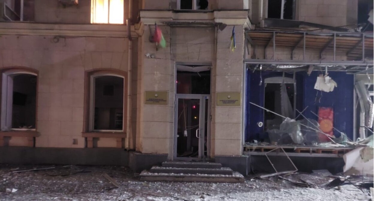 Поврежденное здание консульства Азербайджана в Харькове. Фото: пресс-служба МИД Азербайджана https://mfa.gov.az/az/news/no08722. Поврежденное здание консульства Азербайджана в Харькове. Фото: пресс-служба МИД Азербайджана https://mfa.gov.az/az/news/no08722.