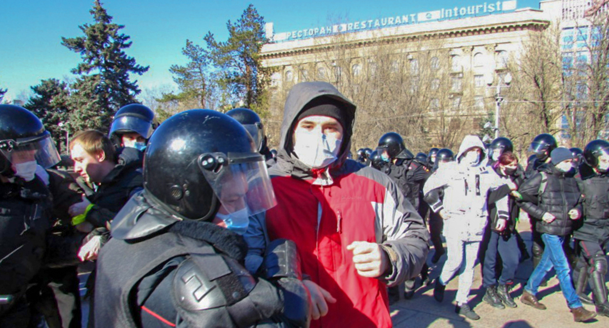 Задержания в Волгограде во время протеста против спецоперации на Украине. Фото: Вячеслава Ященко для "Кавказского узла" Задержания в Волгограде во время протеста против спецоперации на Украине. Фото: Вячеслава Ященко для "Кавказского узла"