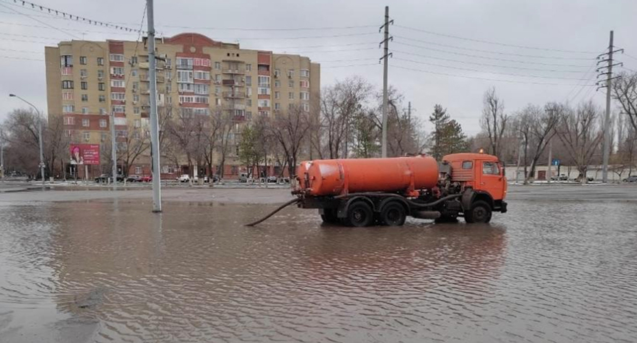 Последствия урагана в Астрахани. Фото пресс-службы Администрации города http://astrgorod.ru/news/kommunalnye-sluzhby-rabotayut-v-kruglosutochnom-rezhime Последствия урагана в Астрахани. Фото пресс-службы Администрации города http://astrgorod.ru/news/kommunalnye-sluzhby-rabotayut-v-kruglosutochnom-rezhime