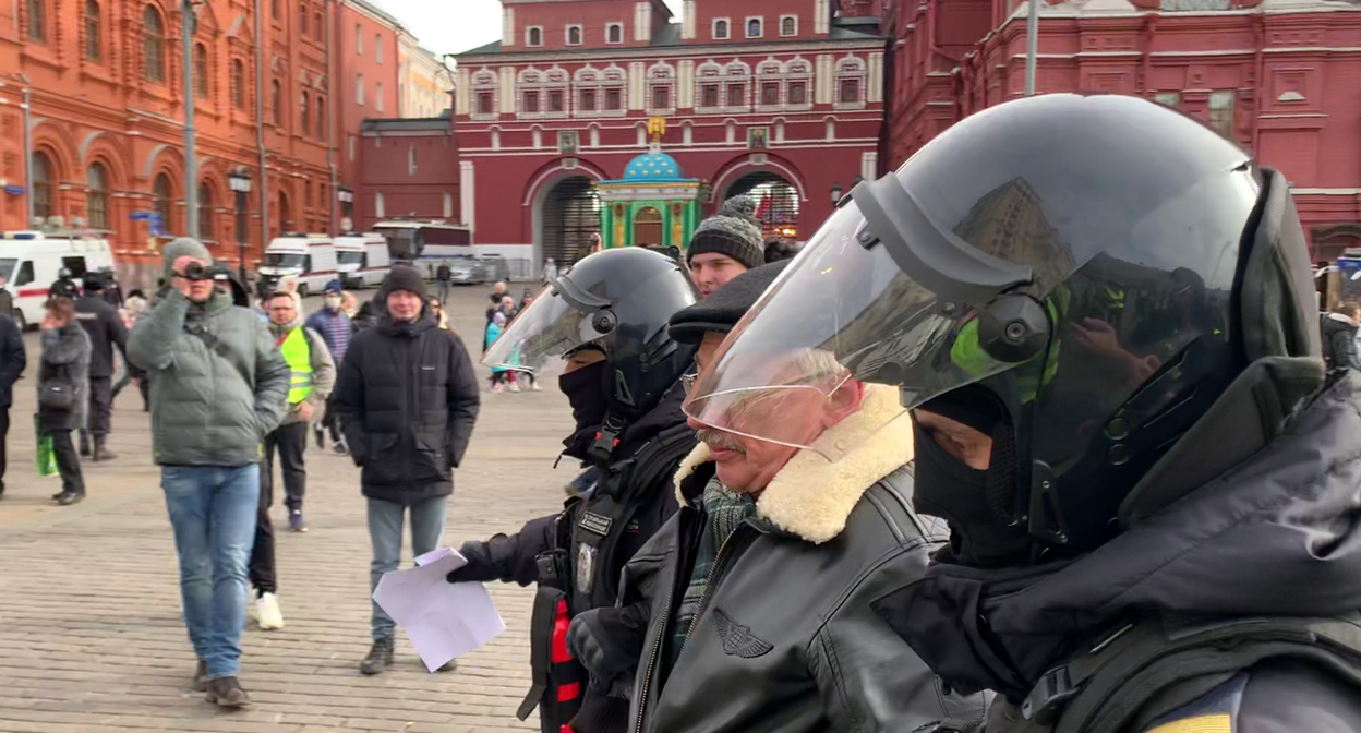 Задержание Олега Орлова в Москве 6 марта 2022 года. Стоп-кадр из видео в Telegram-канале Правозащитного центра "Мемориал"*https://t.me/polniypc/1992 Задержание Олега Орлова в Москве 6 марта 2022 года. Стоп-кадр из видео в Telegram-канале Правозащитного центра "Мемориал"*https://t.me/polniypc/1992