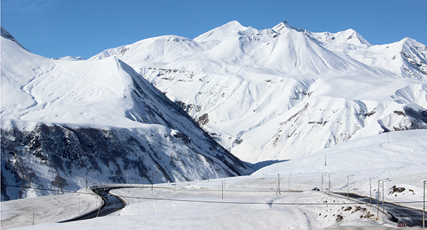 Вид на Военно-Грузинскую дорогу. Фото Ахмеда Альдебирова для "Кавказского узла" Вид на Военно-Грузинскую дорогу. Фото Ахмеда Альдебирова для "Кавказского узла"