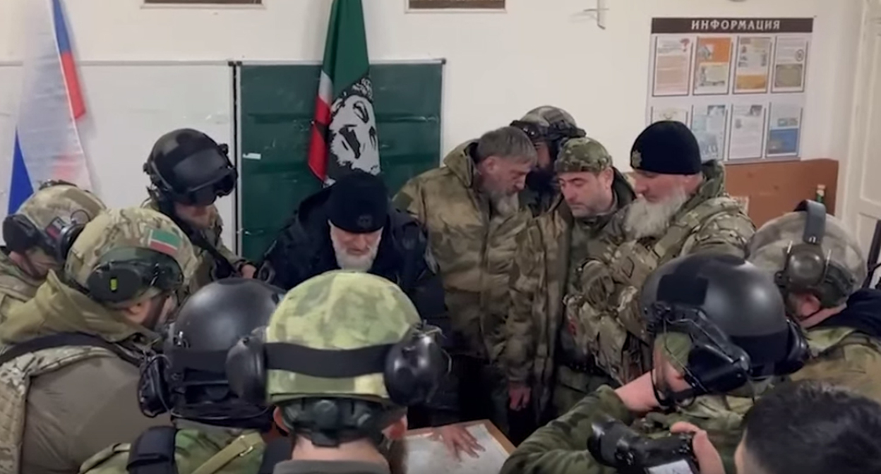 Адам Делимханов и чеченские силовики, участвующие в военной операции на Украине. Кадр видео канала Рамзана Кадырова https://vk.com/ramzan?w=wall279938622_777991 Адам Делимханов и чеченские силовики, участвующие в военной операции на Украине. Кадр видео канала Рамзана Кадырова https://vk.com/ramzan?w=wall279938622_777991