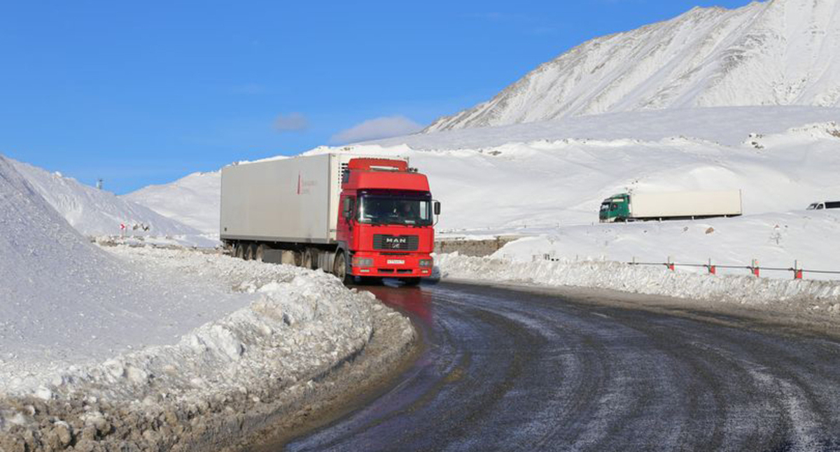 Большегрузы на Военно-Грузинской дороге. Фото: пресс-служба Дорожного департамента Грузии FB / Roads Department of Georgia https://www.facebook.com/georoad.ge/ Большегрузы на Военно-Грузинской дороге. Фото: пресс-служба Дорожного департамента Грузии FB / Roads Department of Georgia https://www.facebook.com/georoad.ge/