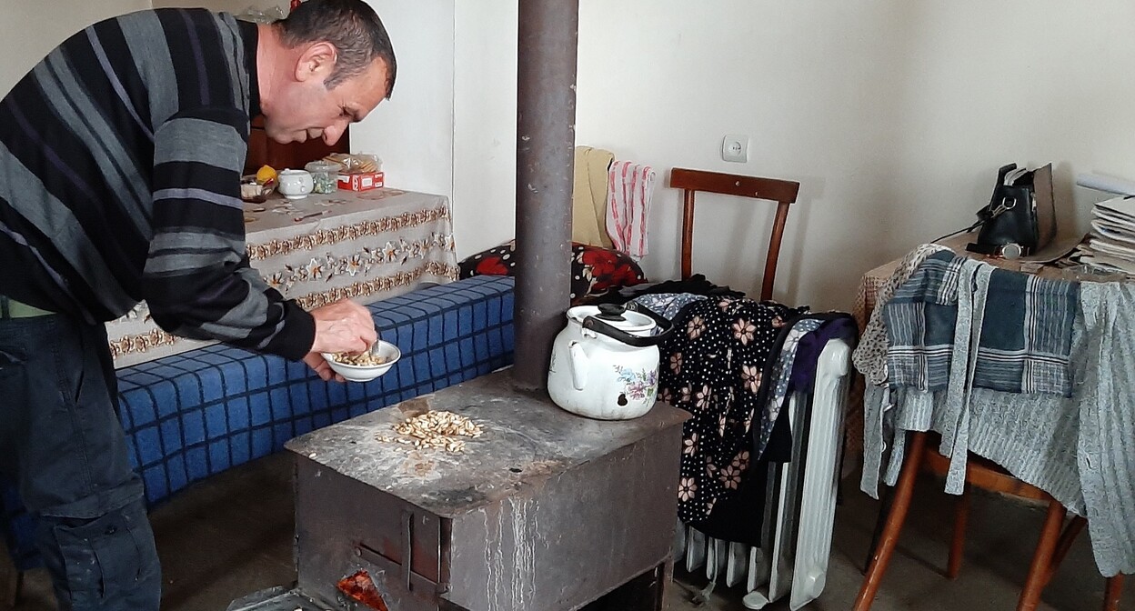 Жителям села Нахичиваник Аскеранского района Нагорного Карабаха приходится готовить еду и обогреваться с помощью самодельных печек на дровах. Фото сделано 15 марта 2022 года Алвард Григорян для «Кавказского узла» Жителям села Нахичиваник Аскеранского района Нагорного Карабаха приходится готовить еду и обогреваться с помощью самодельных печек на дровах. Фото сделано 15 марта 2022 года Алвард Григорян для «Кавказского узла»