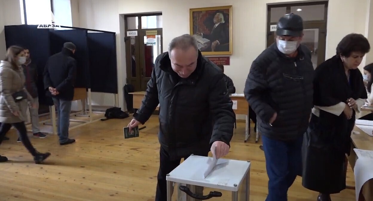 Голосование в Абхазии 12 марта 2022 года. Стоп-кадр из видео https://www.youtube.com/watch?v=V6ZqAMKy4xE. Голосование в Абхазии 12 марта 2022 года. Стоп-кадр из видео https://www.youtube.com/watch?v=V6ZqAMKy4xE.