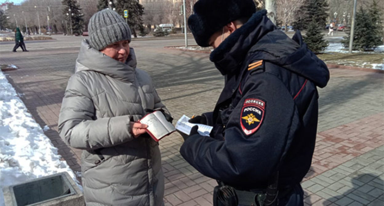 Тамара Гродникова общается с сотрудником полиции. Фото Ольги Черкасовой для "Кавказского узла" Тамара Гродникова общается с сотрудником полиции. Фото Ольги Черкасовой для "Кавказского узла"