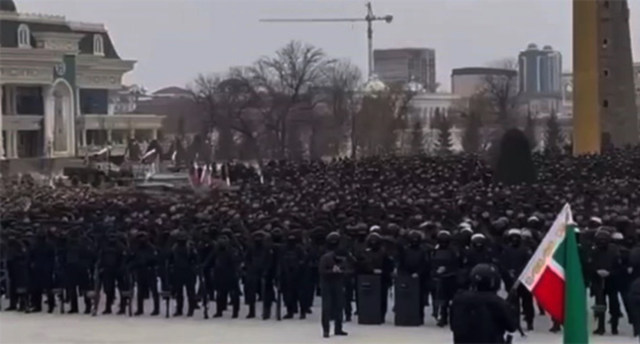 Чеченские бойцы на митинге в Грозном. Февраль 2022 г. Скриншот видео https://www.rbc.ru/politics/25/02/2022/6218c4089a7947a8fc3e9640 Чеченские бойцы на митинге в Грозном. Февраль 2022 г. Скриншот видео https://www.rbc.ru/politics/25/02/2022/6218c4089a7947a8fc3e9640