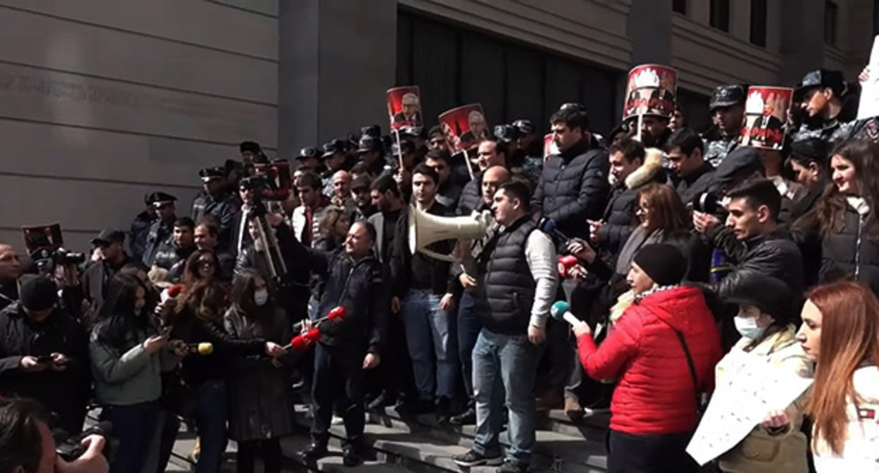 Участники протестной акции "против отношений с Турцией и Азербайджаном". Фото Армине Мартиросян для "Кавказского узла" Участники протестной акции "против отношений с Турцией и Азербайджаном". Фото Армине Мартиросян для "Кавказского узла"