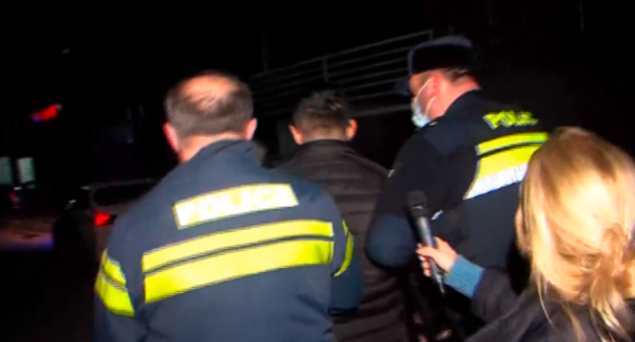 Полиция уводит нападавшего на журналистов. Стоп-кадр видео телеканала "Формула". https://formulanews.ge/News/66843 Полиция уводит нападавшего на журналистов. Стоп-кадр видео телеканала "Формула". https://formulanews.ge/News/66843
