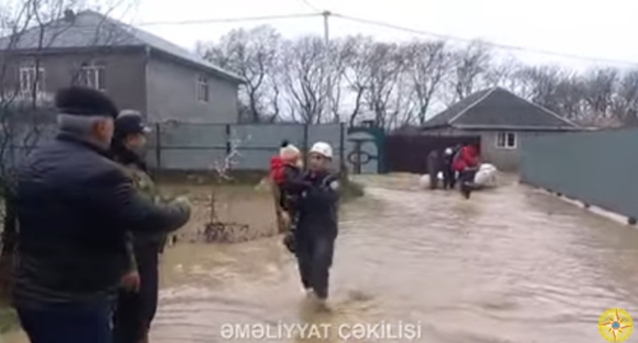 Спасатели проводят эвакуацию жителей села. Стоп-кадр из видеоролика на YouTube-канале МЧС Азербайджана https://www.youtube.com/watch?v=RZUALbukLcI Спасатели проводят эвакуацию жителей села. Стоп-кадр из видеоролика на YouTube-канале МЧС Азербайджана https://www.youtube.com/watch?v=RZUALbukLcI