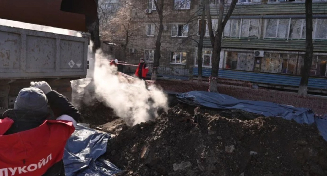 Прорыв теплотрассы в Ростове-на-Дону. Фото: Евгений Вдовин https://161.ru/text/incidents/2022/03/21/70521053/ Прорыв теплотрассы в Ростове-на-Дону. Фото: Евгений Вдовин https://161.ru/text/incidents/2022/03/21/70521053/