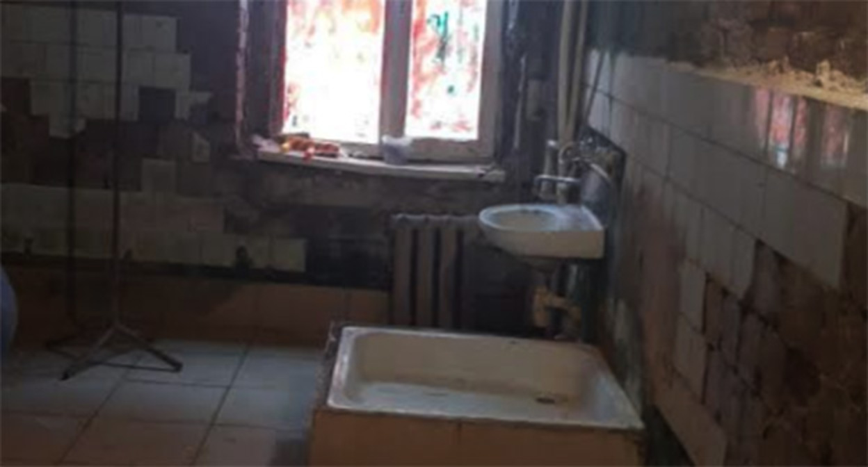 Ванна в общежитии. Фото Людмилы Маратовой для "Кавказского узла" Ванна в общежитии. Фото Людмилы Маратовой для "Кавказского узла"