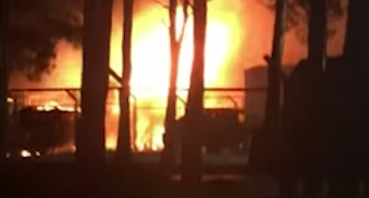 Пожар на газовой заправке в районе Варкетили. Кадр видео https://www.newsgeorgia.ge/на-окраине-тбилиси-произошел-взрыв-на/ Пожар на газовой заправке в районе Варкетили. Кадр видео https://www.newsgeorgia.ge/на-окраине-тбилиси-произошел-взрыв-на/