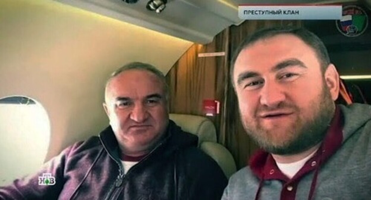 Рауль Арашуков (слева) и Рауф Арашуков. Скриншот видео "AO «Телекомпания НТВ» https://www.ntv.ru/theme/62304/ Рауль Арашуков (слева) и Рауф Арашуков. Скриншот видео "AO «Телекомпания НТВ» https://www.ntv.ru/theme/62304/