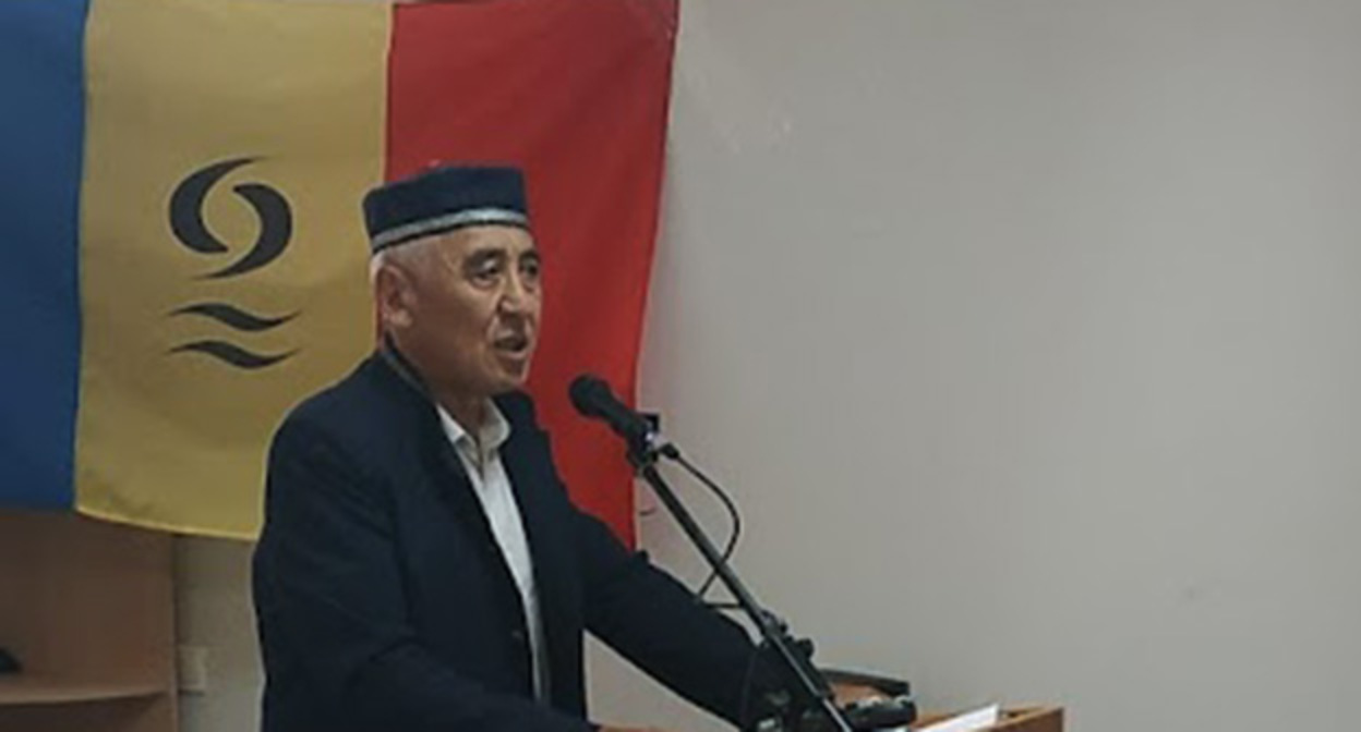 Адуча Эрднеев выступает на съезде ойрат-калмыцкого народа. Элиста, 29 мая 2021 года. Фото Бадмы Бюрчиева для "Кавказского узла" Адуча Эрднеев выступает на съезде ойрат-калмыцкого народа. Элиста, 29 мая 2021 года. Фото Бадмы Бюрчиева для "Кавказского узла"