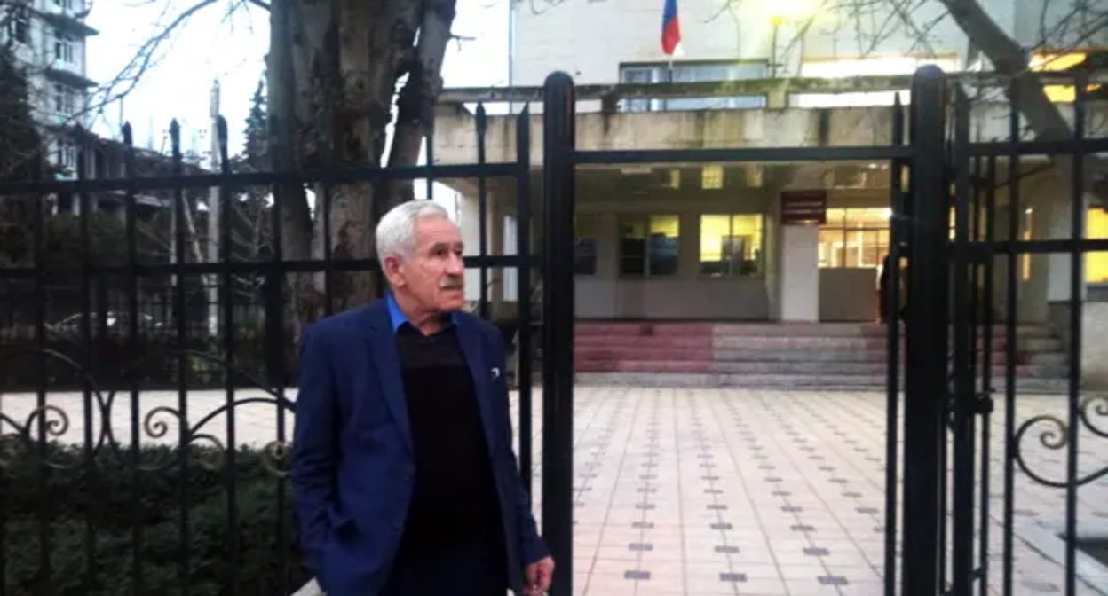 Темирхан Амаханов у здания Дербентского городского суда. 16 марта 2021 год. Фото Расула Магомедова для "Кавказского узла" Темирхан Амаханов у здания Дербентского городского суда. 16 марта 2021 год. Фото Расула Магомедова для "Кавказского узла"
