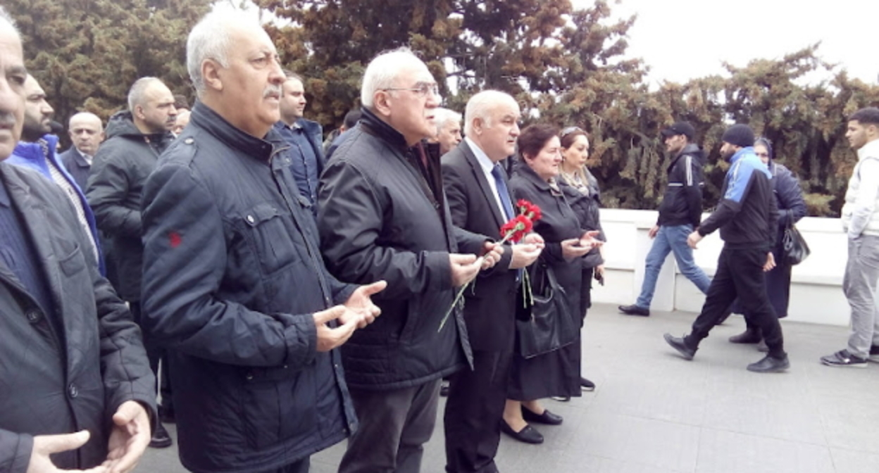 Жители Баку у обелиска шехидов. Фото Кямала Али для "Кавказского узла" Жители Баку у обелиска шехидов. Фото Кямала Али для "Кавказского узла"