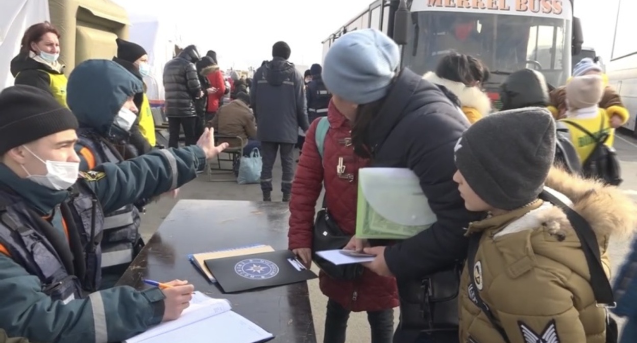 Беженцы в Ростовской области. Фото: ГУ МЧС России по Ростовской области https://61.mchs.gov.ru/deyatelnost/press-centr/novosti/4691308 Беженцы в Ростовской области. Фото: ГУ МЧС России по Ростовской области https://61.mchs.gov.ru/deyatelnost/press-centr/novosti/4691308