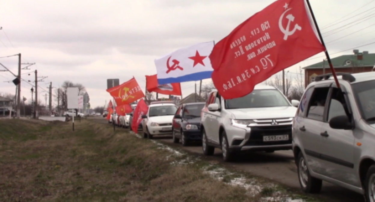 Автопробег в поддержку российской армии в Майкопе. Фото: Пресс-служба АРО КПРФ
Автопробег в поддержку российской армии в Майкопе. Фото: Пресс-служба АРО КПРФ