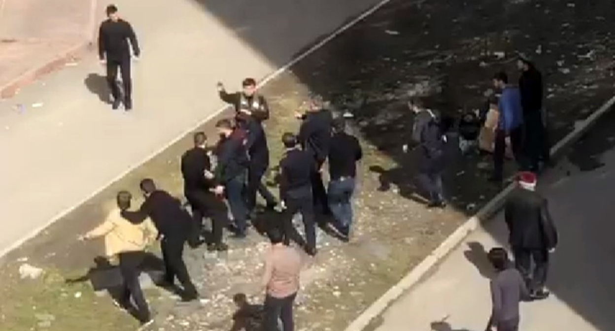 Драка в Магасе, во время которой был избит полицейский. Кадр видео https://gazetaingush.ru/obshchestvo/ingushskiy-deputat-oproverg-svoyu-prichastnost-k-massovoy-drake-v-magase?utm_source=yxnews&utm_medium=desktop Драка в Магасе, во время которой был избит полицейский. Кадр видео https://gazetaingush.ru/obshchestvo/ingushskiy-deputat-oproverg-svoyu-prichastnost-k-massovoy-drake-v-magase?utm_source=yxnews&utm_medium=desktop