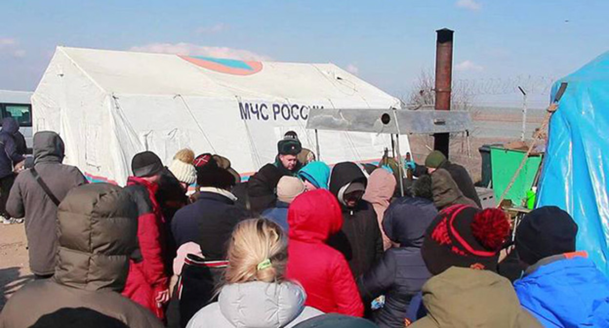 Дополнительный пункт обогрева открыт для беженцев возле пункта пропуска "Весело-Вознесенка". Фото: пресс-служба ГУ МЧС России по Ростовской области Дополнительный пункт обогрева открыт для беженцев возле пункта пропуска "Весело-Вознесенка". Фото: пресс-служба ГУ МЧС России по Ростовской области