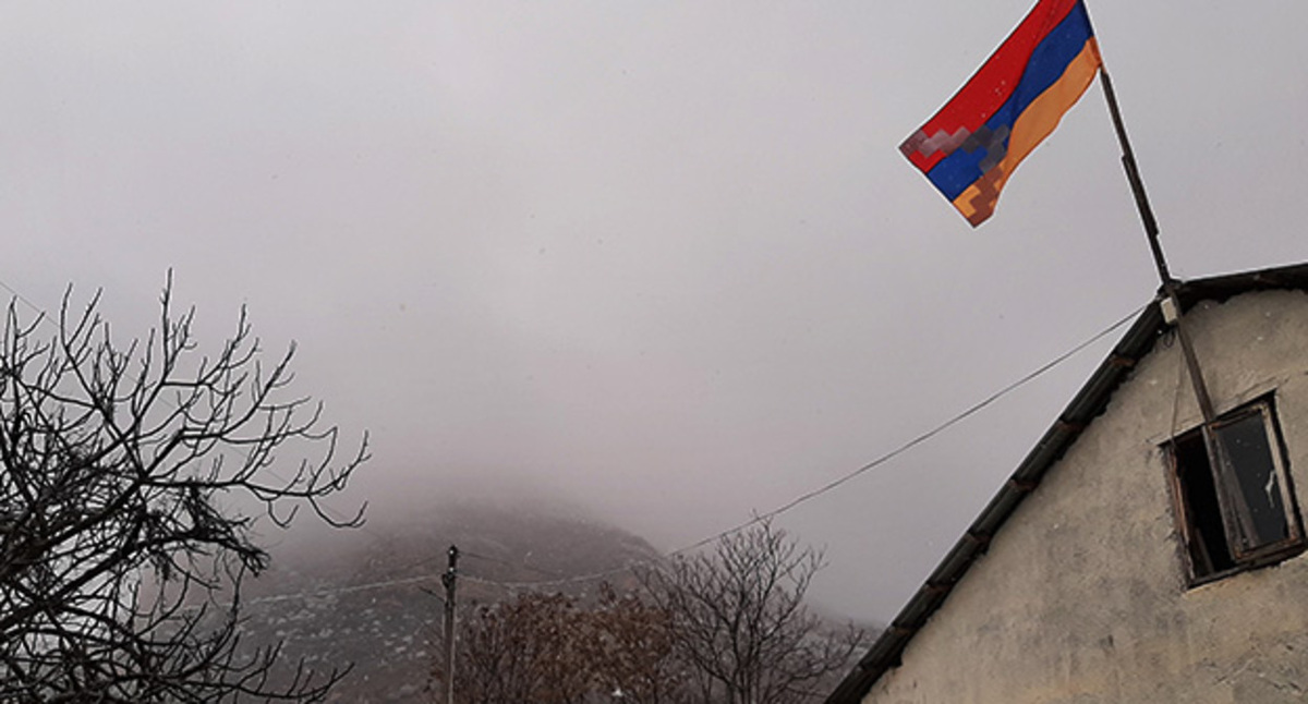 Флаг Нагорного Карабаха на доме в селе Храморт Аскеранского района Нагорного Карабаха. Фото Алвард Григорян для "Кавказского узла" Флаг Нагорного Карабаха на доме в селе Храморт Аскеранского района Нагорного Карабаха. Фото Алвард Григорян для "Кавказского узла"