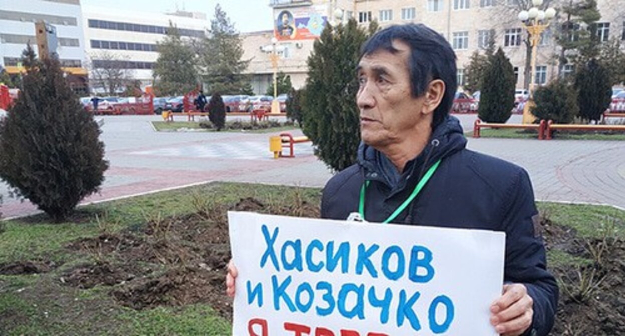 Главный редактор "Современной Калмыкии" Валерий Бадмаев провел пикет у Дома правительства. Фото: Бадма Бюрчиев для "Кавказского узла" Главный редактор "Современной Калмыкии" Валерий Бадмаев провел пикет у Дома правительства. Фото: Бадма Бюрчиев для "Кавказского узла"