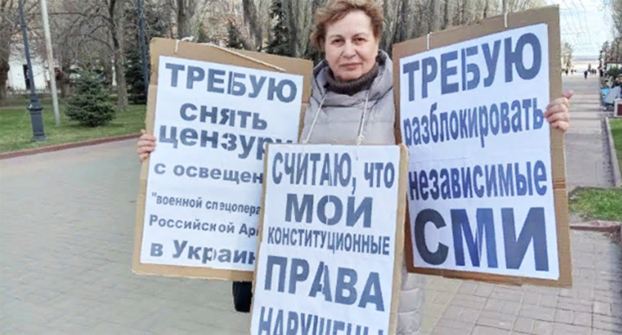 Тамара Гродникова провела в центре Волгограда одиночный пикет. Фото Ольги Черкасовой для "Кавказского узла" Тамара Гродникова провела в центре Волгограда одиночный пикет. Фото Ольги Черкасовой для "Кавказского узла"