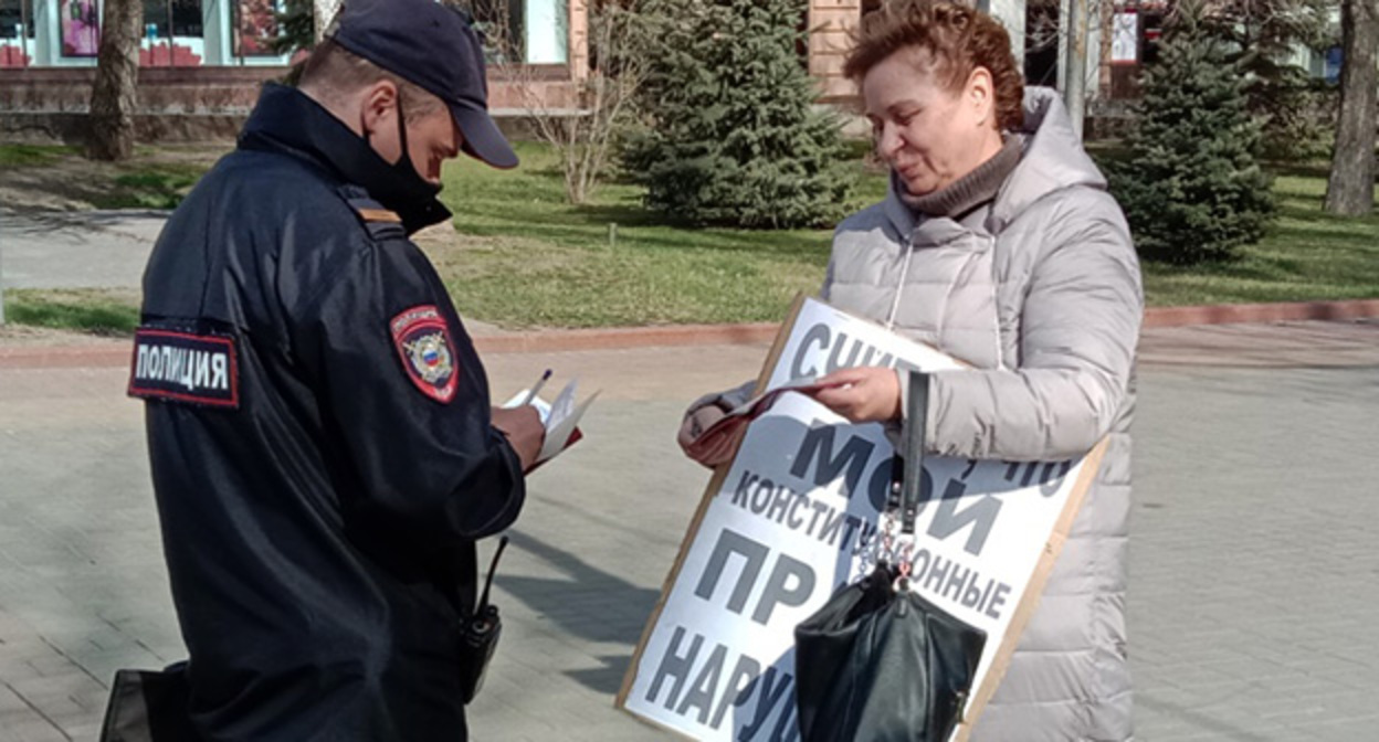 Тамара Гродникова задержана на пикете в Волгограде. 6 апреля 2022 г. Фото Вячеслава Ященко для "Кавказского узла" Тамара Гродникова задержана на пикете в Волгограде. 6 апреля 2022 г. Фото Вячеслава Ященко для "Кавказского узла"