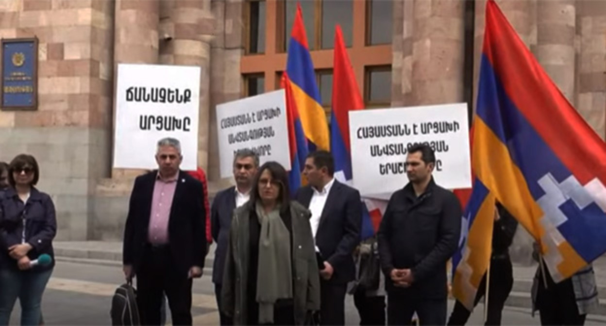 Участники митинга с требованием признать независимость Нагорного Карабаха. Ереваан, 6 апреля 2022 г. Скриншот видео https://www.youtube.com/watch?v=xG1ttMuAO4w Участники митинга с требованием признать независимость Нагорного Карабаха. Ереваан, 6 апреля 2022 г. Скриншот видео https://www.youtube.com/watch?v=xG1ttMuAO4w