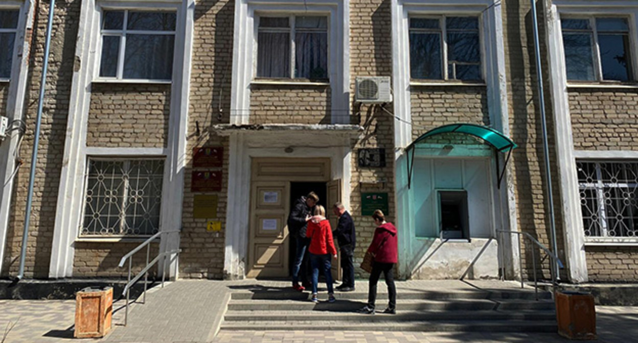 Администрация Красного Сулина, где оформляют документы для беженцев из Луганской и Донецкой республик. Фото Сергея Снежина для "Кавказского узла" Администрация Красного Сулина, где оформляют документы для беженцев из Луганской и Донецкой республик. Фото Сергея Снежина для "Кавказского узла"