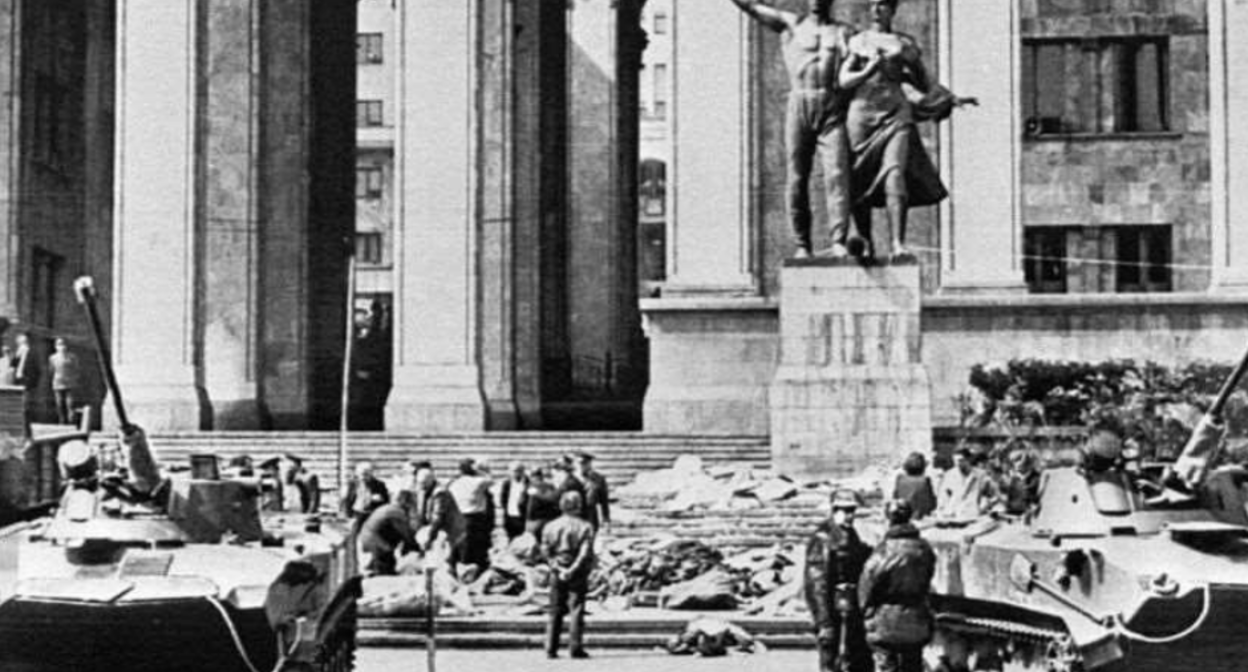 Разгон митинга в Тбилиси 9 апреля 1989 года. Архивное фото, источник Report.ge, https://report.ge/ru/society/proshlo-32-goda-so-dnya-tragedii-9-aprelya/
