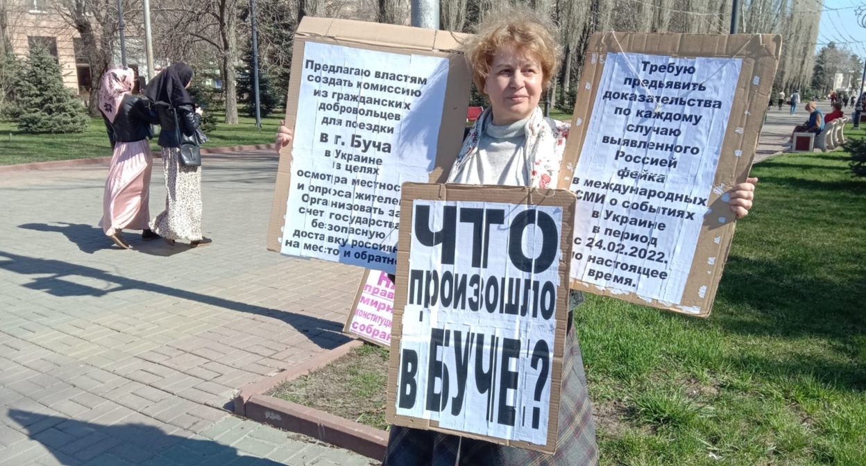 Тамара Гродникова на пикете. Волгоград, 10 апреля 2022 года. Фото корреспондента "Кавказского узла". Тамара Гродникова на пикете. Волгоград, 10 апреля 2022 года. Фото корреспондента "Кавказского узла".