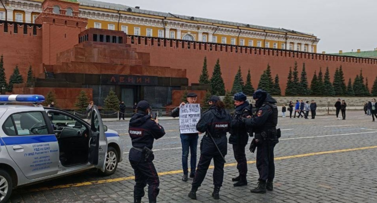 Сотрудники полиции заинтересовались пикетом Олега Орлова. Москва, 10 апреля 2022 года. Фото: Правозащитный центр "Мемориал"* https://t.me/polniypc/2219 Сотрудники полиции заинтересовались пикетом Олега Орлова. Москва, 10 апреля 2022 года. Фото: Правозащитный центр "Мемориал"* https://t.me/polniypc/2219
