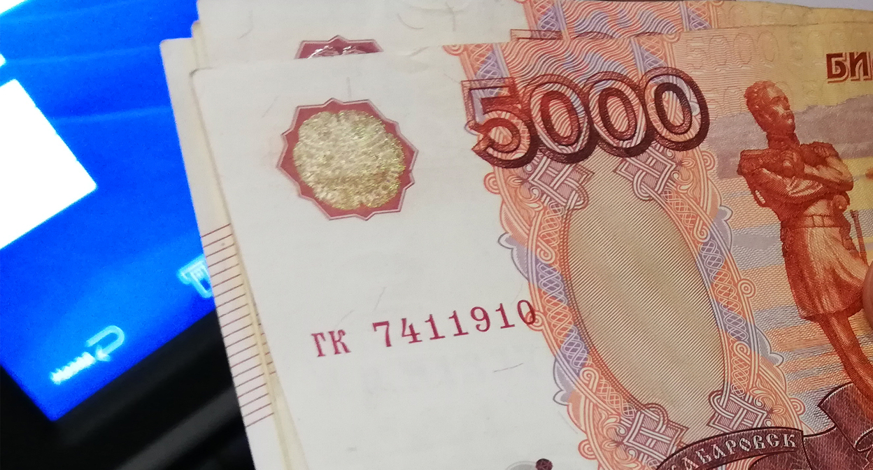 Наличные у окошка банкомата. Фото Нины Тумановой для "Кавказского узла" Наличные у окошка банкомата. Фото Нины Тумановой для "Кавказского узла"