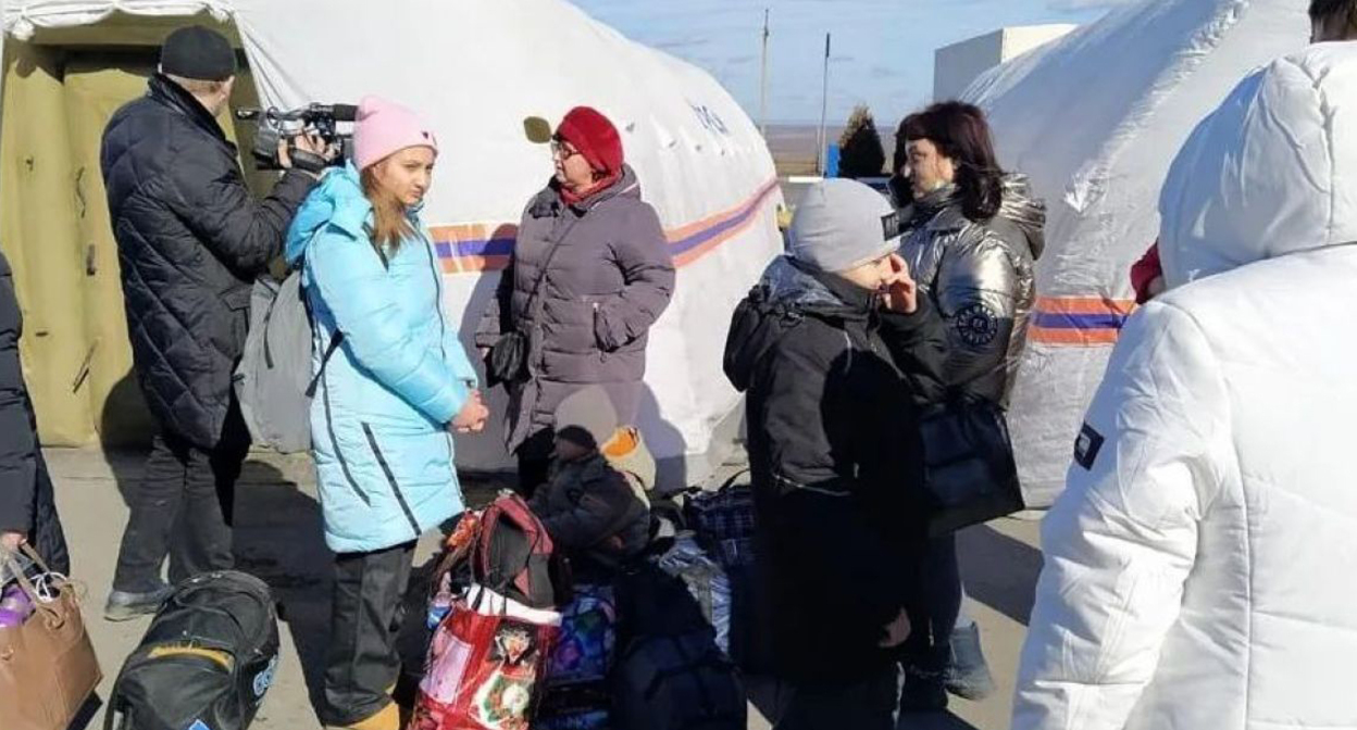 Беженцы с Донбасса. Фото https://rostof.ru/articles/za-sutki-rossiyskuyu-granicu-na-donu-peresekli-svyshe-125-tys-bezhencev?utm_source=yxnews&utm_medium=desktop&utm_referrer=https%3A//yandex.ru/news/story/Zasutki_granicu_RF_vRostovskoj_oblasti_peresekli_bolee_135_tys._zhitelej_Donbassa--b0219e9059443cefb87845268a337146 Беженцы с Донбасса. Фото https://rostof.ru/articles/za-sutki-rossiyskuyu-granicu-na-donu-peresekli-svyshe-125-tys-bezhencev?utm_source=yxnews&utm_medium=desktop&utm_referrer=https%3A//yandex.ru/news/story/Zasutki_granicu_RF_vRostovskoj_oblasti_peresekli_bolee_135_tys._zhitelej_Donbassa--b0219e9059443cefb87845268a337146