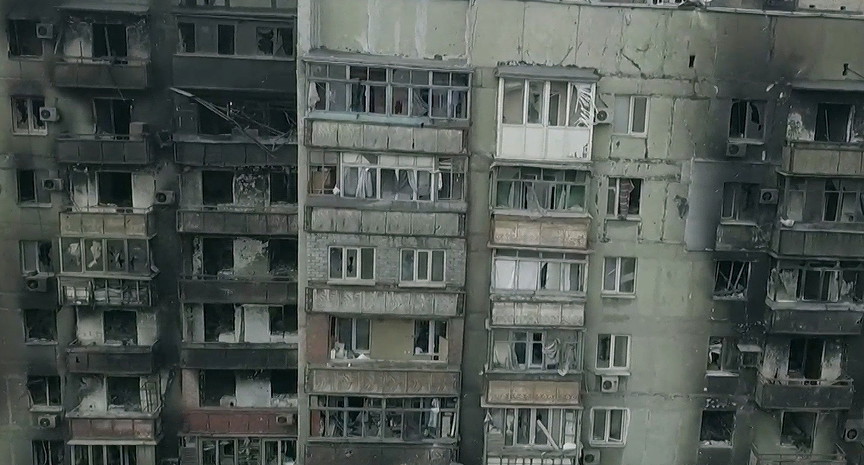 Разрушенный в следствии военных действий дом на Украине, март 2022 г. Фото: кадр видео ТК "Звезда" https://tvzvezda.ru/news/20224102341-cXIyV.html Разрушенный в следствии военных действий дом на Украине, март 2022 г. Фото: кадр видео ТК "Звезда" https://tvzvezda.ru/news/20224102341-cXIyV.html