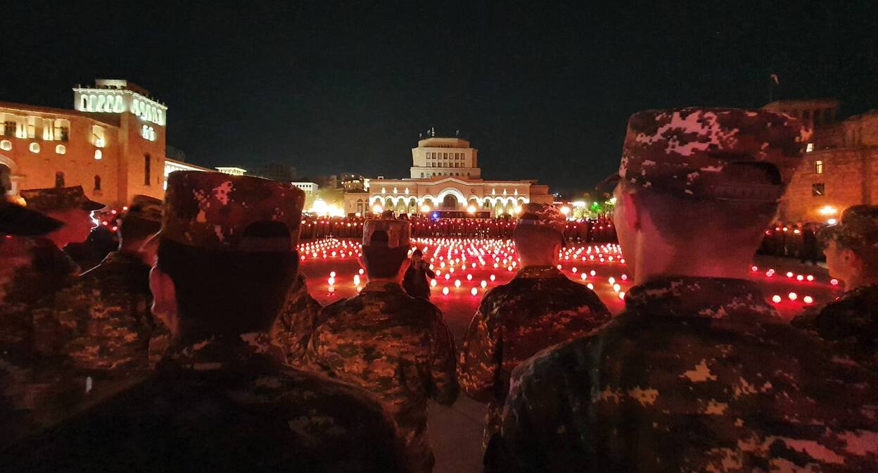 Участники шествия в Ереване на Площади Республики расставили свои лампады в виде большого креста, 16 апреля 2022 года. Фото Армине Мартиросян для «Кавказского узла». Участники шествия в Ереване на Площади Республики расставили свои лампады в виде большого креста, 16 апреля 2022 года. Фото Армине Мартиросян для «Кавказского узла».