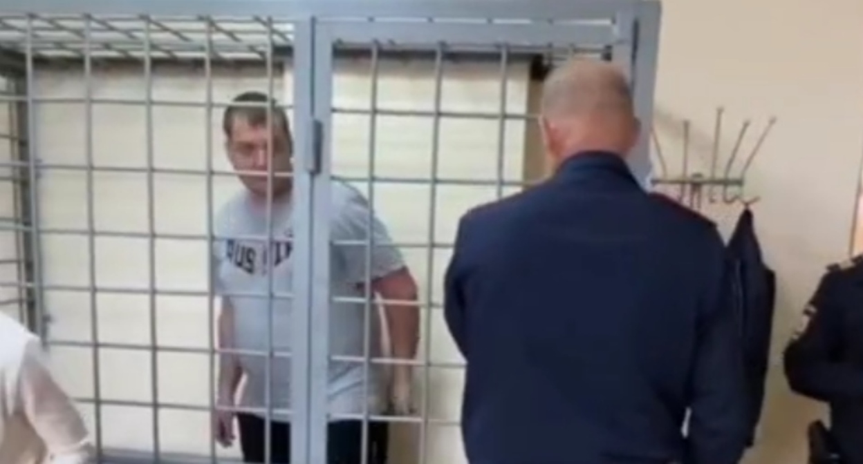 Арестованный спасатель. Кадр видео объединенной пресс-службы судов Волгоградской области https://t.me/vlgsud/1425 Арестованный спасатель. Кадр видео объединенной пресс-службы судов Волгоградской области https://t.me/vlgsud/1425