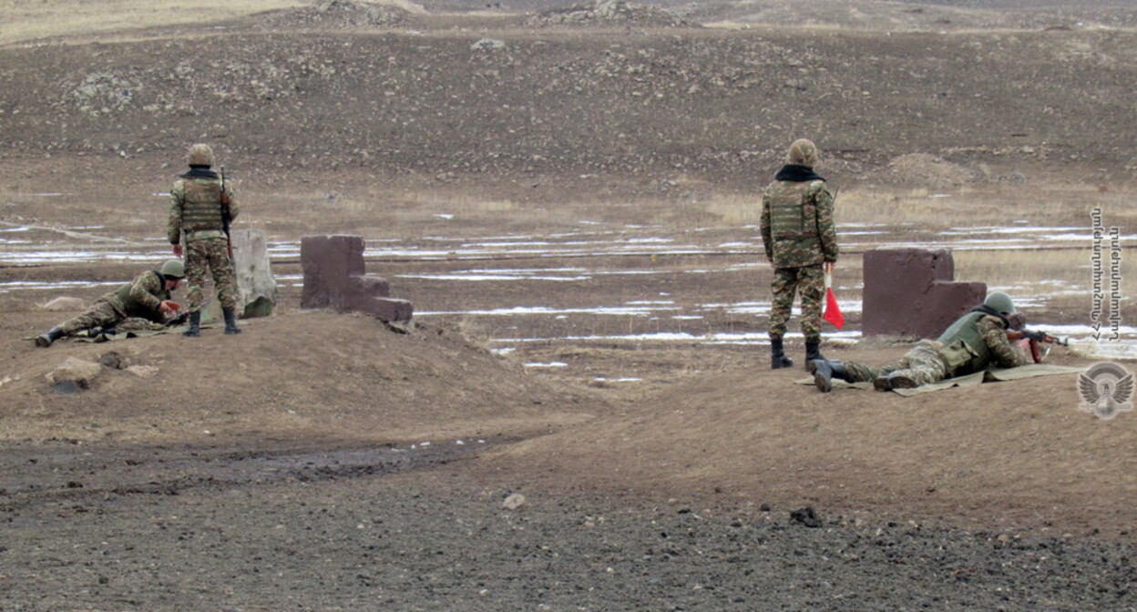 Армянские военнослужащие на занятии по огневой подготовке. Фото: пресс-служба Минобороны Армении https://mil.am/api/v1/media/40236/image Армянские военнослужащие на занятии по огневой подготовке. Фото: пресс-служба Минобороны Армении https://mil.am/api/v1/media/40236/image